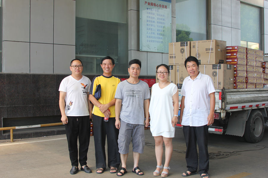 炎炎夏日高温送清凉，，，，温岭市总工会王静副主席、镇总工会主席徐海兵一行慰问美机职工