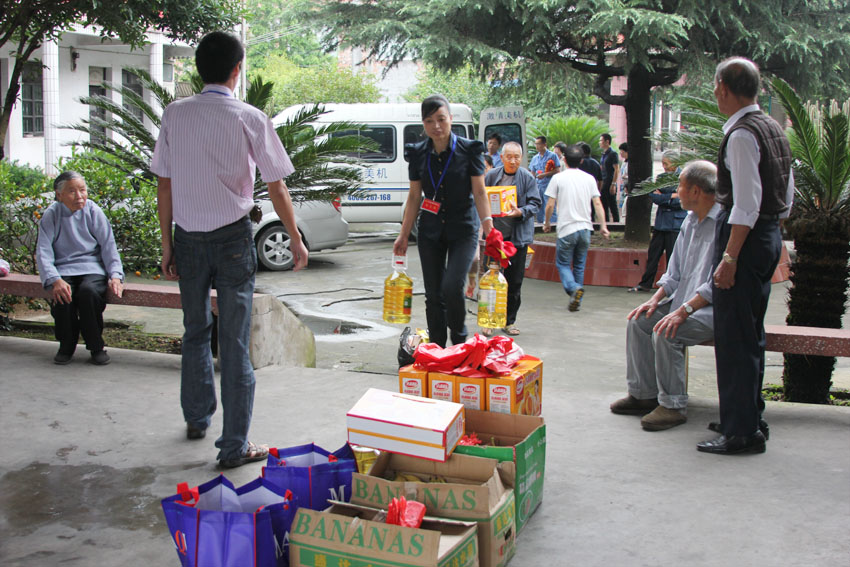 美机公司党支部全体党员关爱孤寡老人