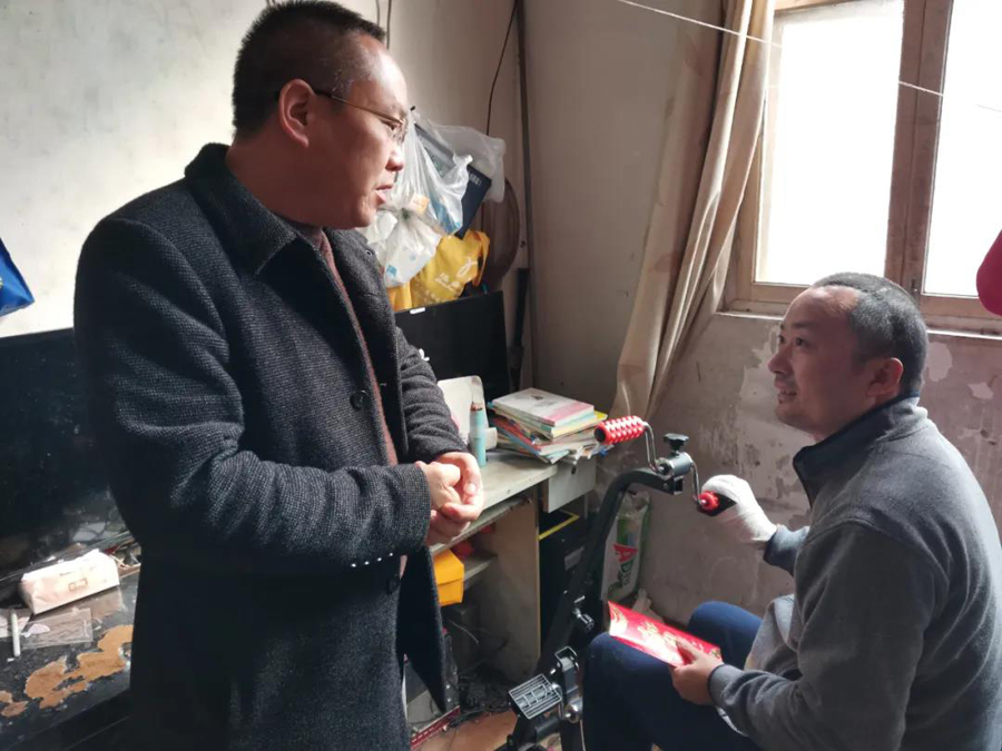 灾祸见真情，，，，，，慰问暖人心。。。。。。公司工会主席杨志等探望慰问患病职工史兆云