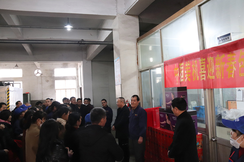 中国美机喜迎新春包饺子，，，，，“绳”采飞扬过大年